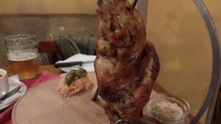 Pivnice Stupartska；老舗チェコ郷土料理レストランで豚ひざ肉の丸焼き@プラハ